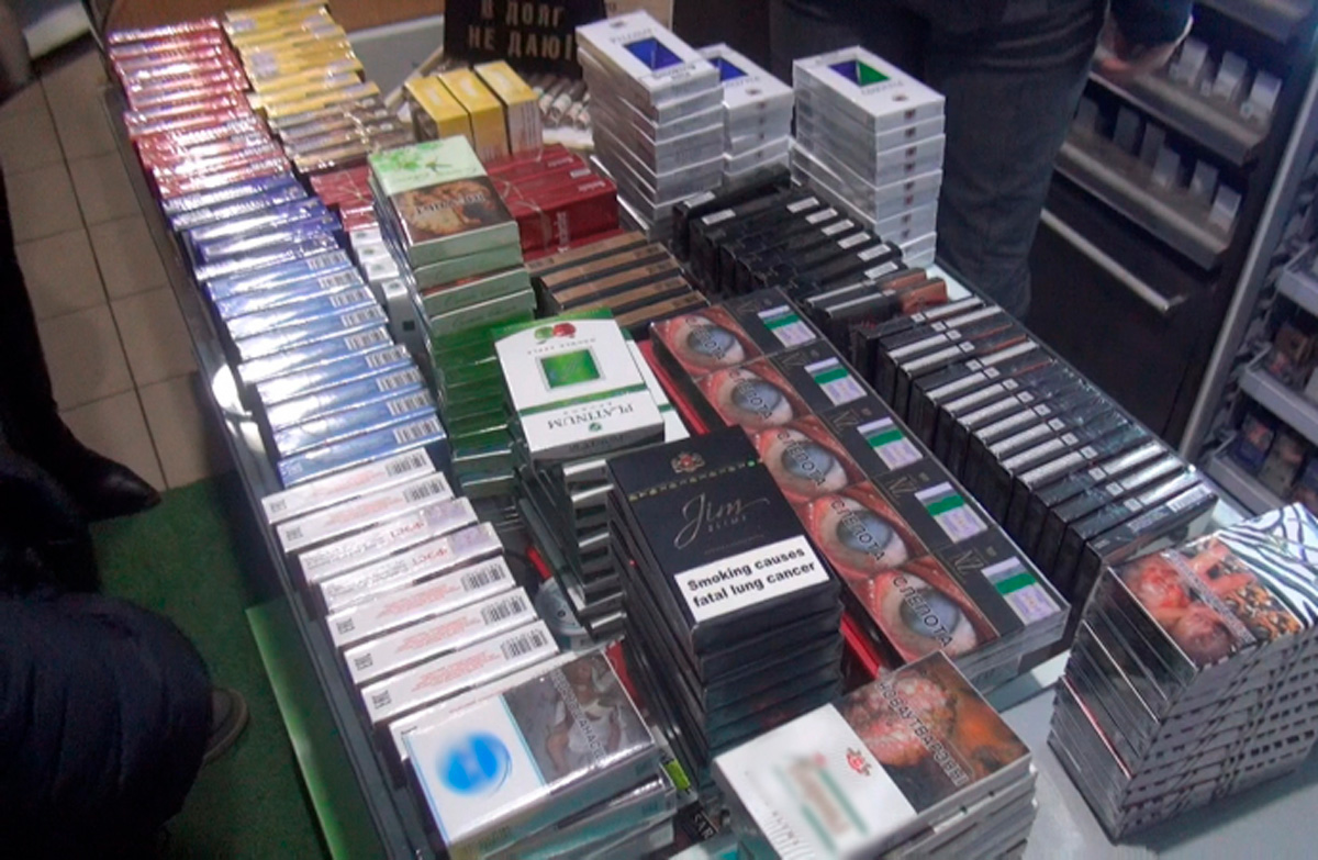Можно торговать сигаретами. Табачная продукция. Сигареты на рынке. Магазин сигарет. Выкладка сигарет в магазине.