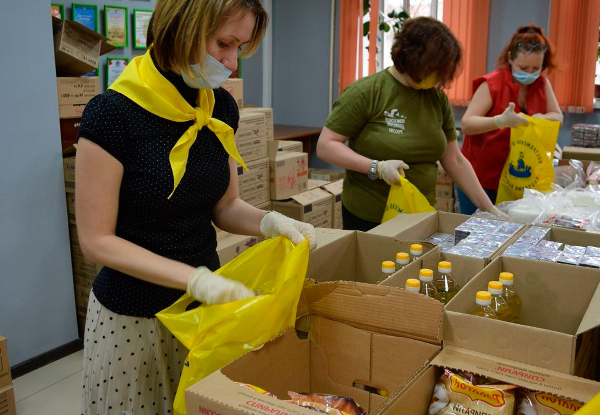 Доставка продуктов кострома. Продуктовые наборы волонтеры. Волонтеры передают продукты. Набор пожилого человека. Волонтеры доставка.