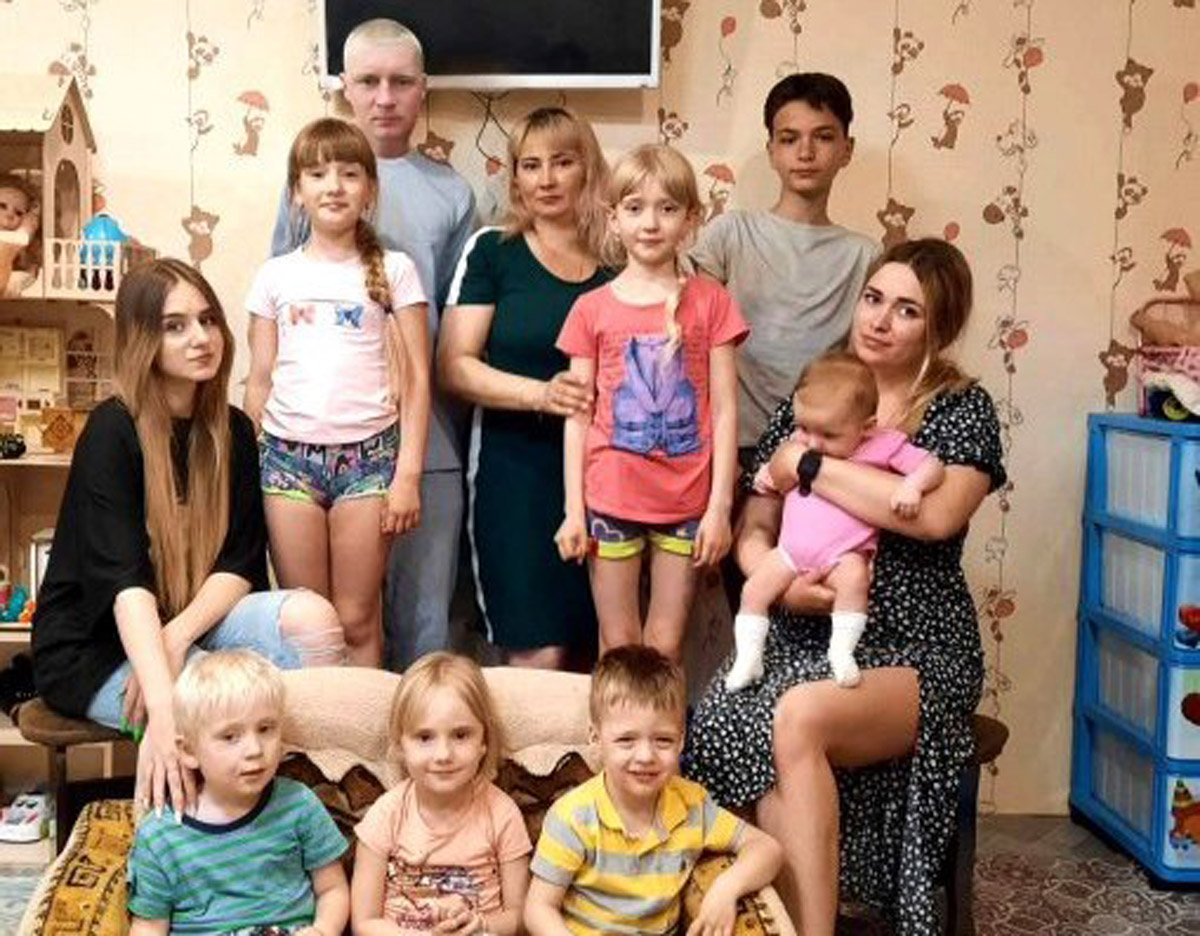 Семья года в беларуси. Многодетная семья. Многодетная семья в России. Многодетная Российская семья. Фотосессия многодетной семьи.